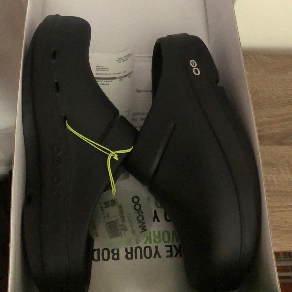 Oofos Oocloog black matte women’s 8W. Never worn